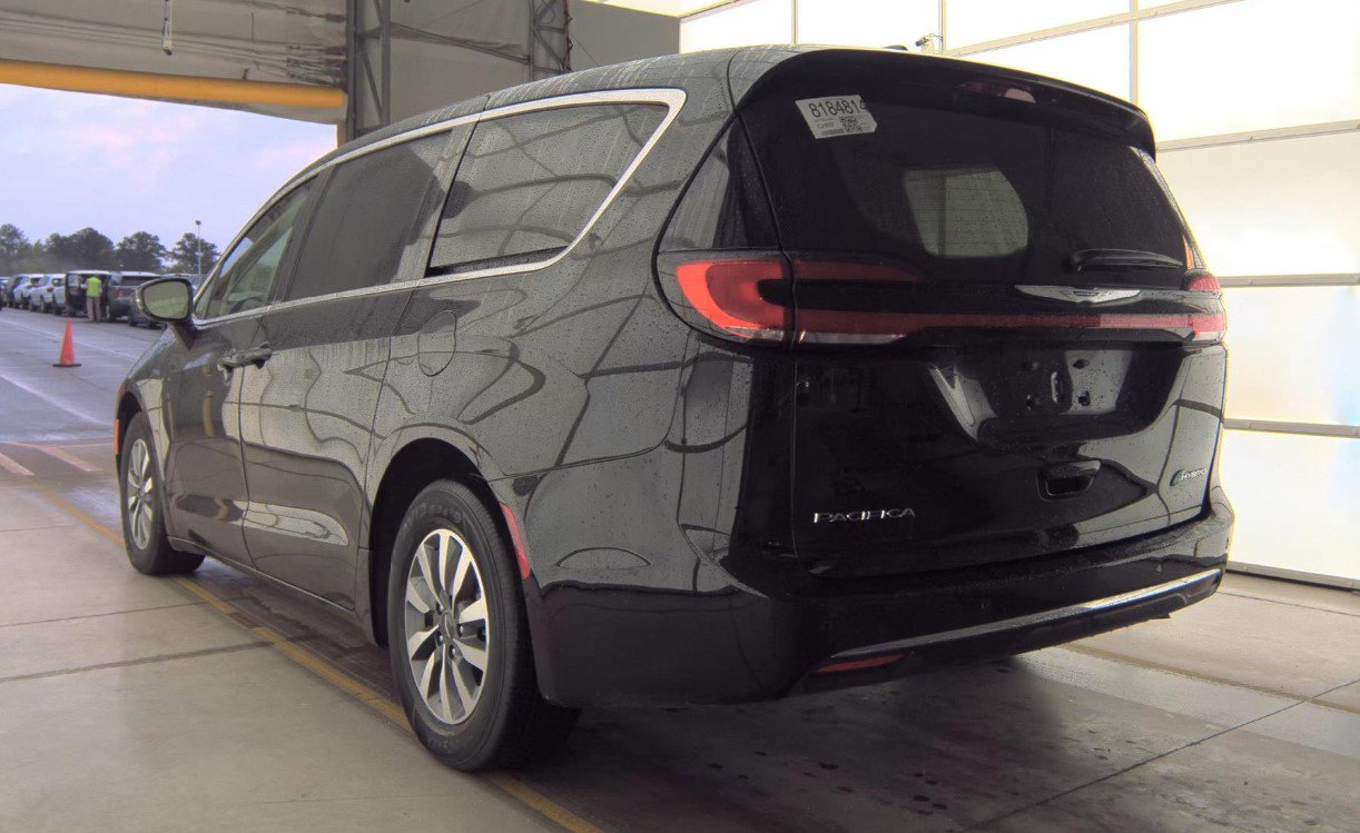 Used 2024 Chrysler Pacifica Limited FWD image 6