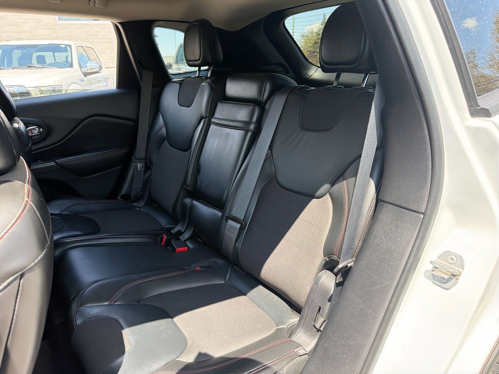 Used 2015 Jeep Cherokee Trailhawk w/ Cold Weather Group AWD/4WD image 23