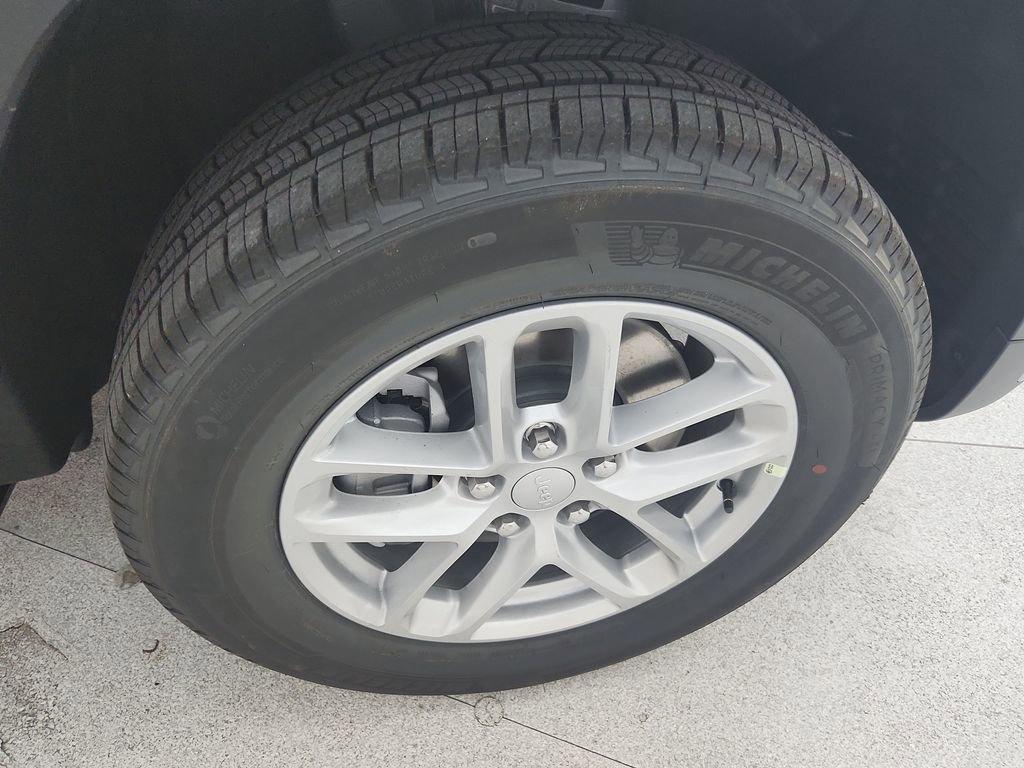 New 2025 Jeep Grand Cherokee L Laredo image 35