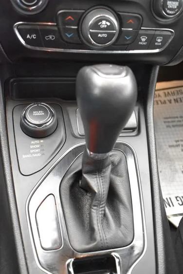 Used 2022 Jeep Cherokee Limited AWD/4WD image 37