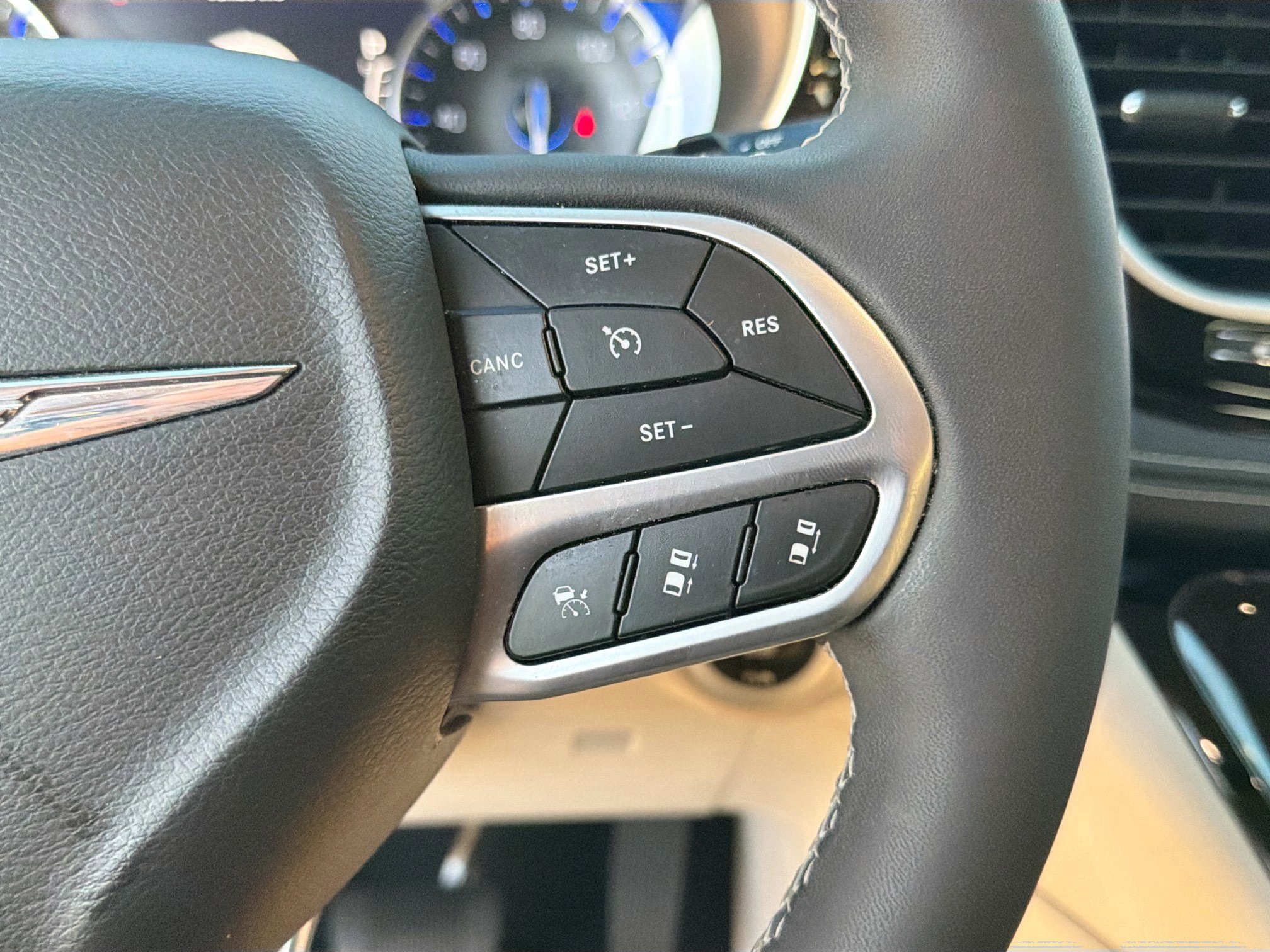 Used 2022 Chrysler Pacifica Limited image 38