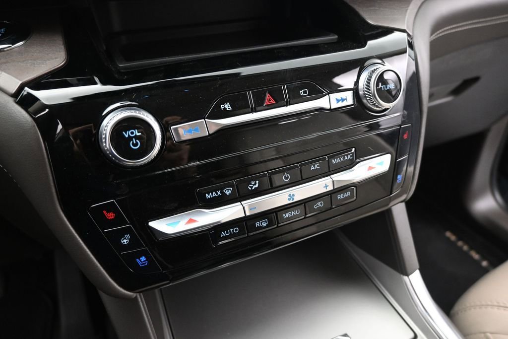Used 2023 Ford Explorer Platinum AWD/4WD image 17
