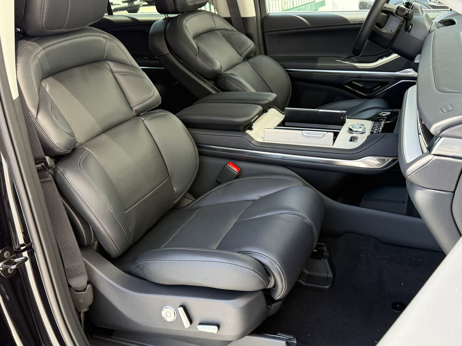 New 2026 Lincoln Navigator Premiere image 13