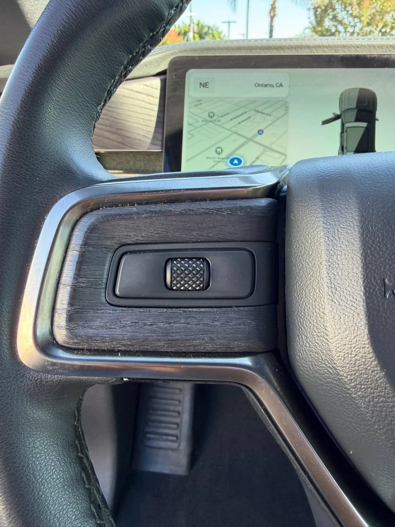 Used 2025 Rivian R1S Adventure Dual AWD/4WD image 28