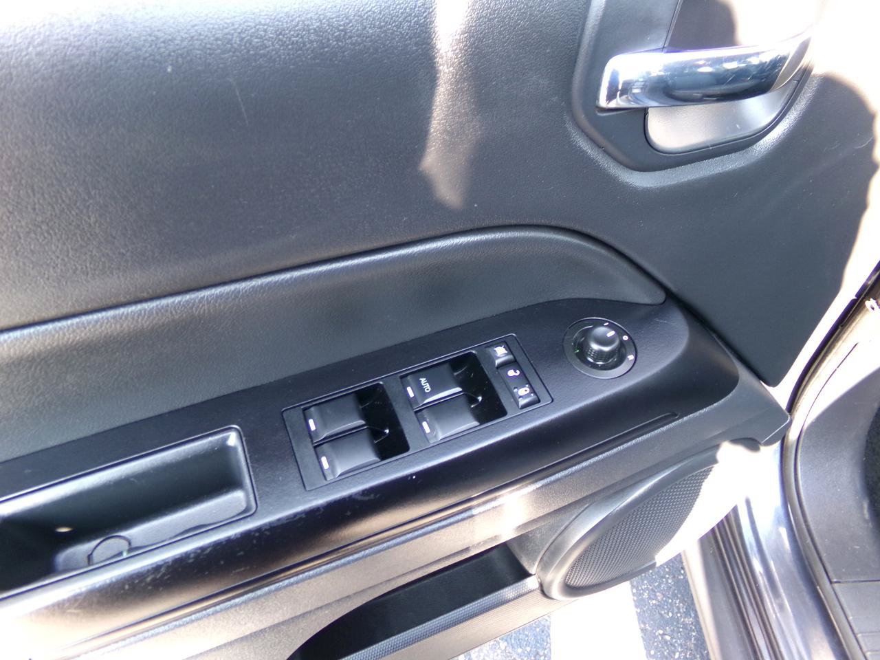 Used 2015 Jeep Patriot Latitude w/ All Weather Capability Group AWD/4WD image 10
