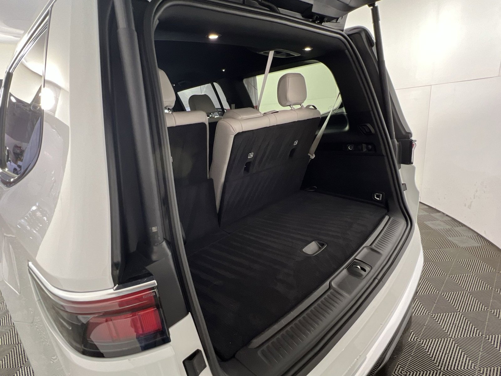 Used 2025 Jeep Wagoneer 4WD image 27