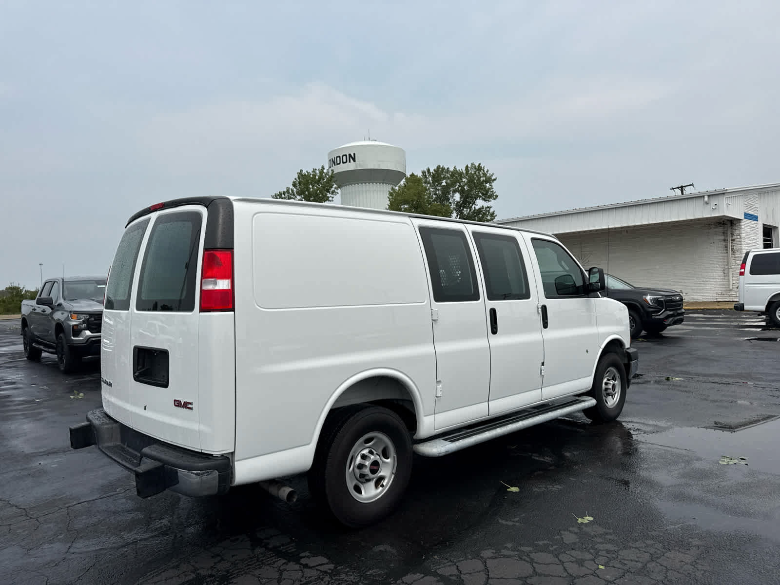 Certified 2025 GMC Savana 2500 w/ Driver Convenience Package RWD image 5