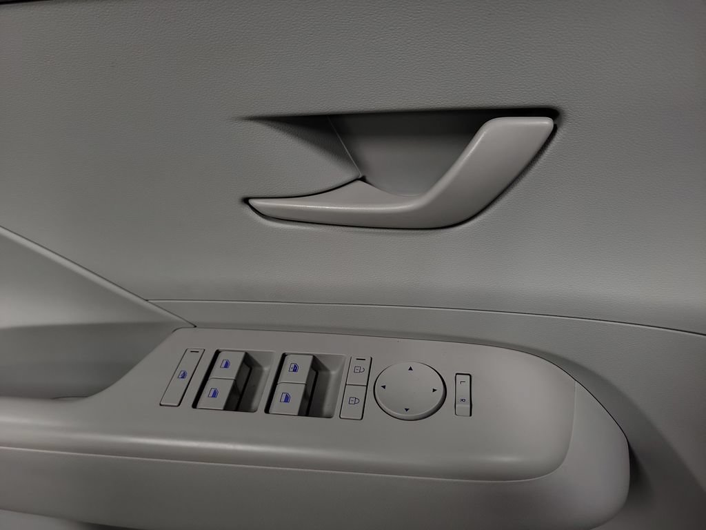Used 2025 Hyundai Kona SE FWD image 27