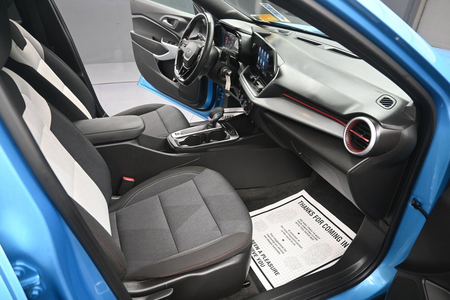 Used 2025 Chevrolet Trax RS w/ Sunroof Package FWD image 39