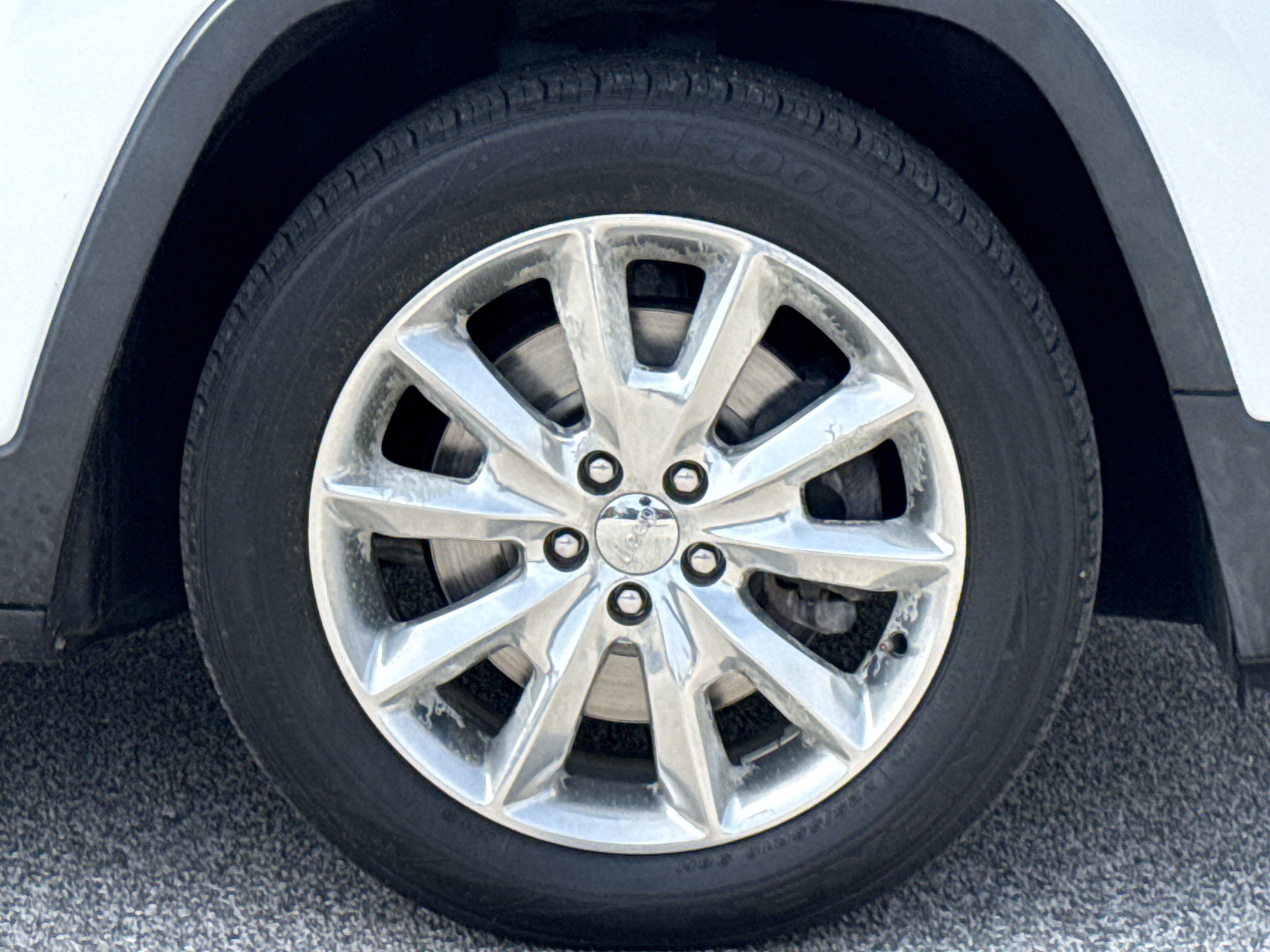 Used 2017 Jeep Cherokee Limited image 12