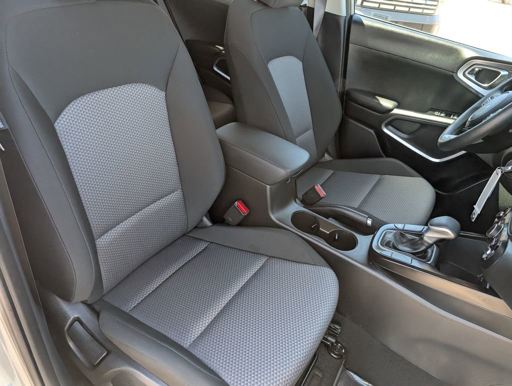 Used 2025 Kia Soul LX w/ LX Technology Package FWD image 11
