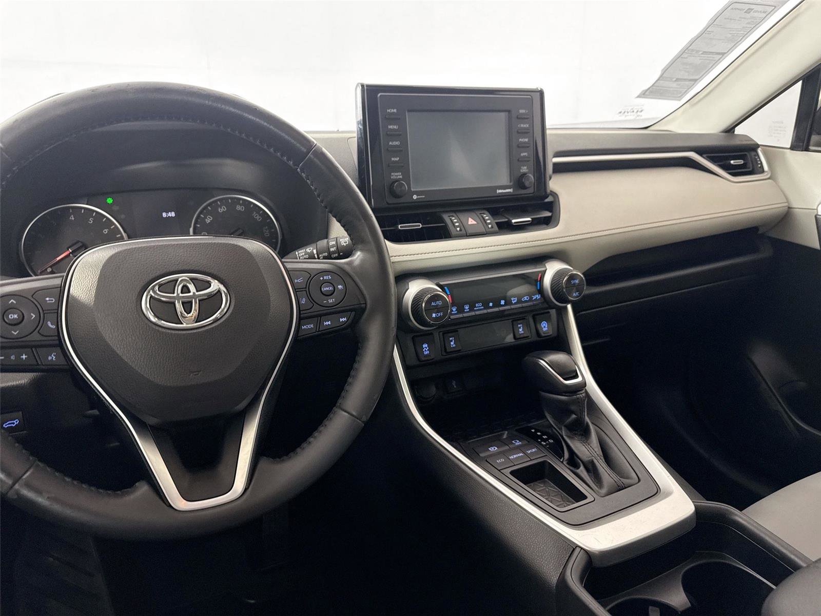 Used 2020 Toyota RAV4 XLE Premium FWD image 31