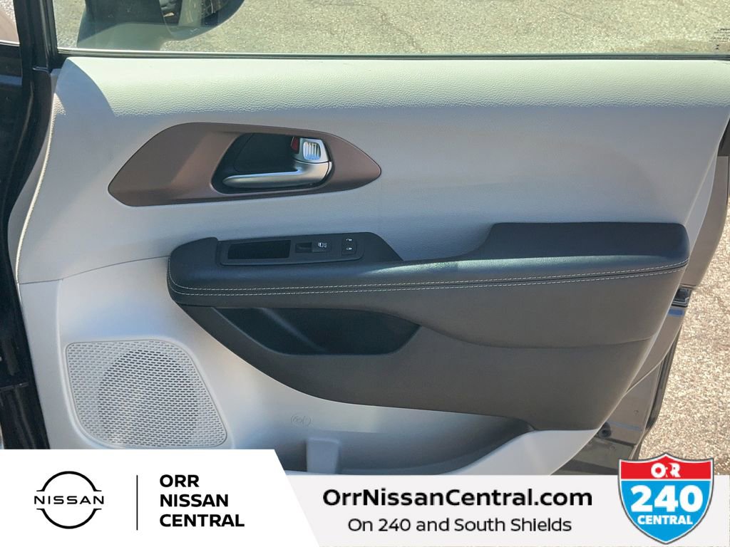 Used 2023 Chrysler Voyager LX image 10