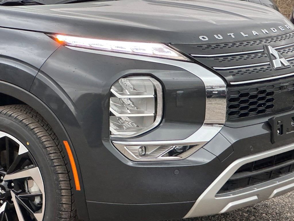 New 2025 Mitsubishi Outlander SE video 2