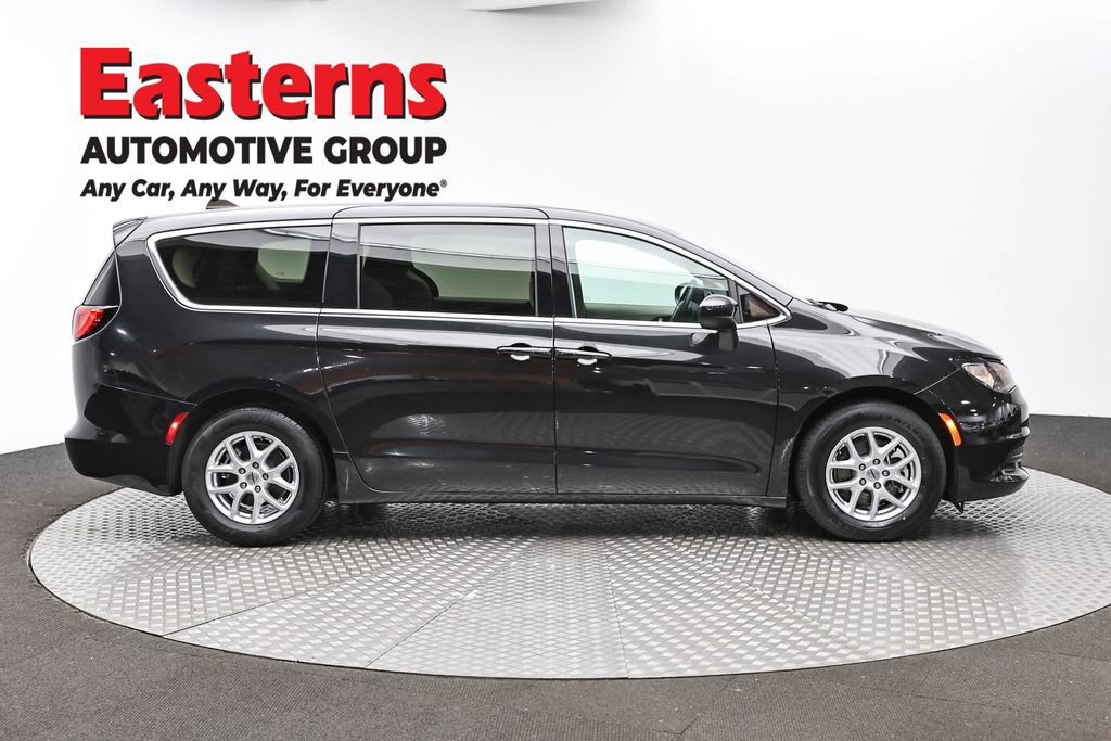 Used 2022 Chrysler Voyager LX FWD image 4
