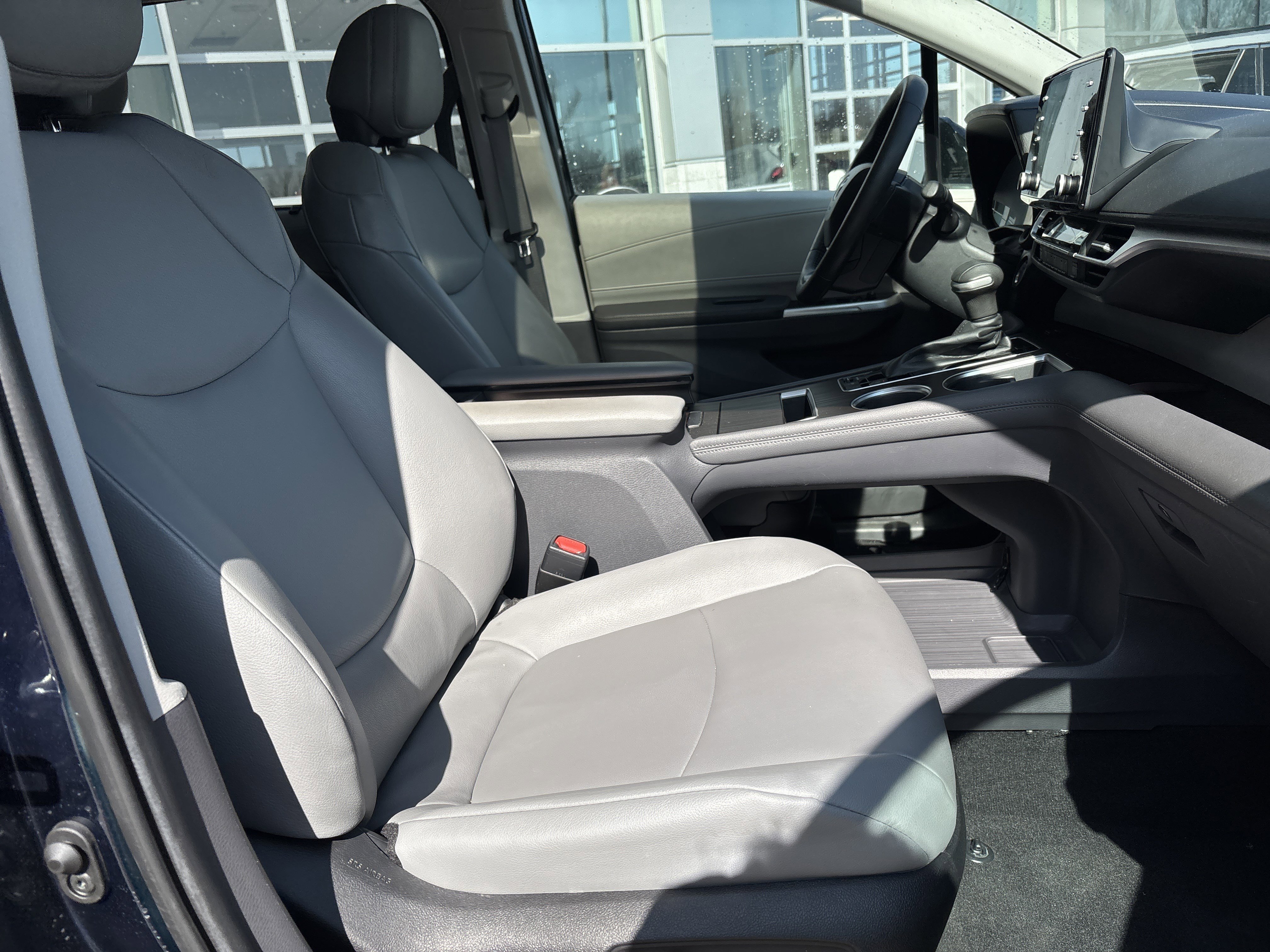 Used 2022 Toyota Sienna XLE FWD image 22