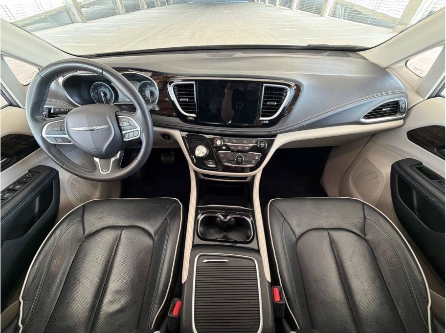 Used 2023 Chrysler Pacifica Limited FWD image 16