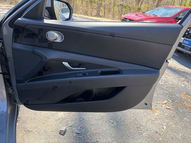 Certified 2025 Hyundai Elantra SE image 10