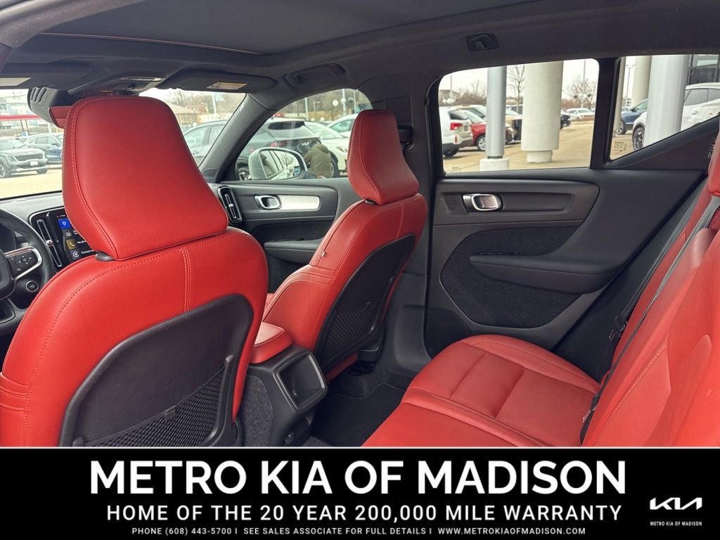 Used 2020 Volvo XC40 T5 Momentum image 23