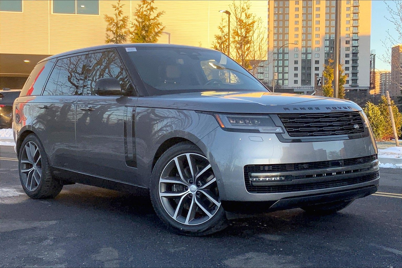 New 2025 Land Rover Range Rover SE image 2