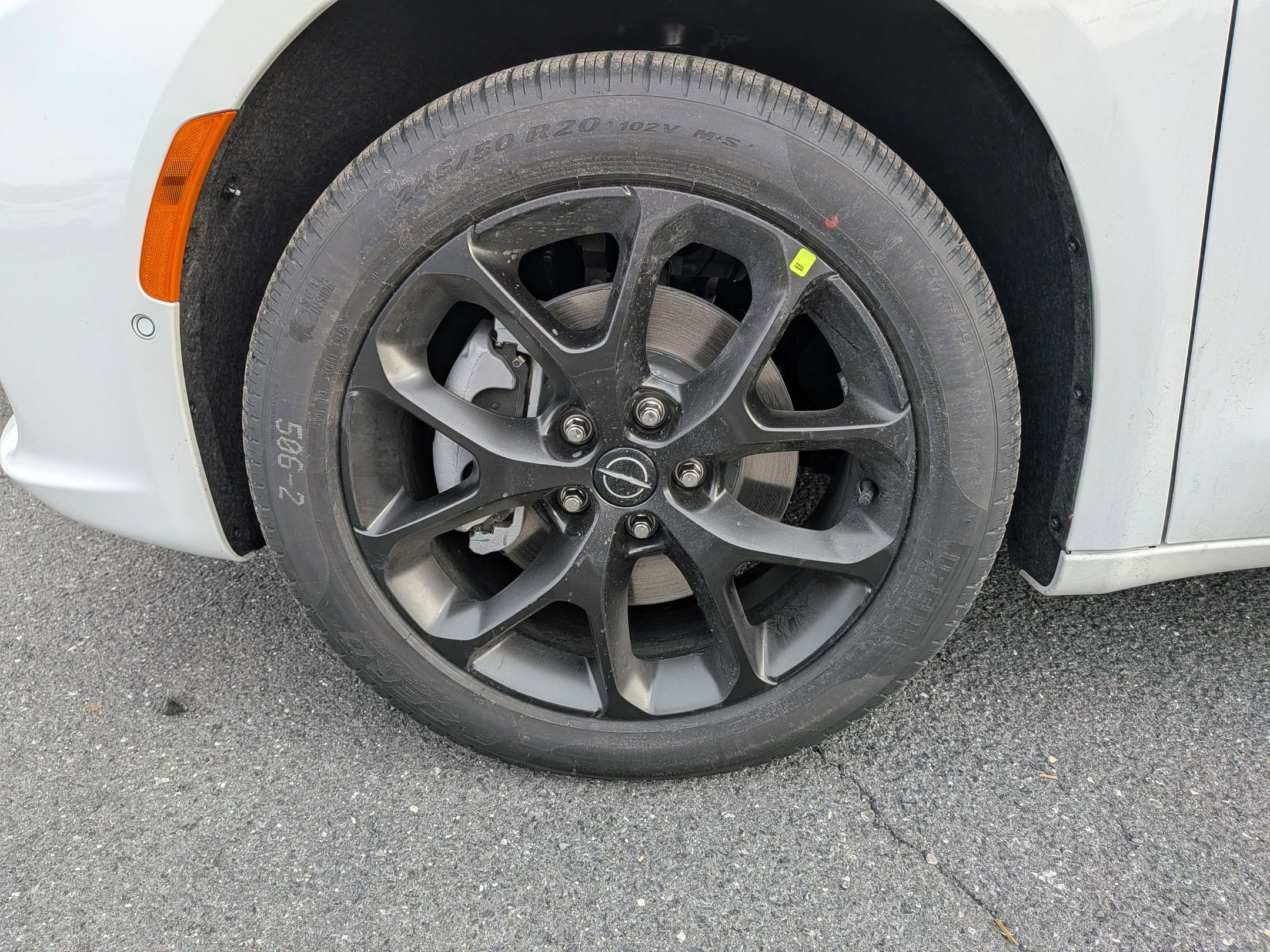 New 2026 Chrysler Pacifica Limited w/ Uconnect Theater Family Group image 9