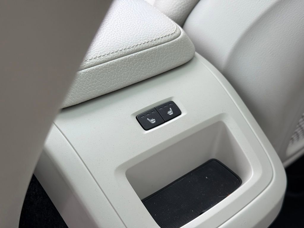 Used 2022 Volvo XC60 B5 Momentum w/ Advanced Package image 16