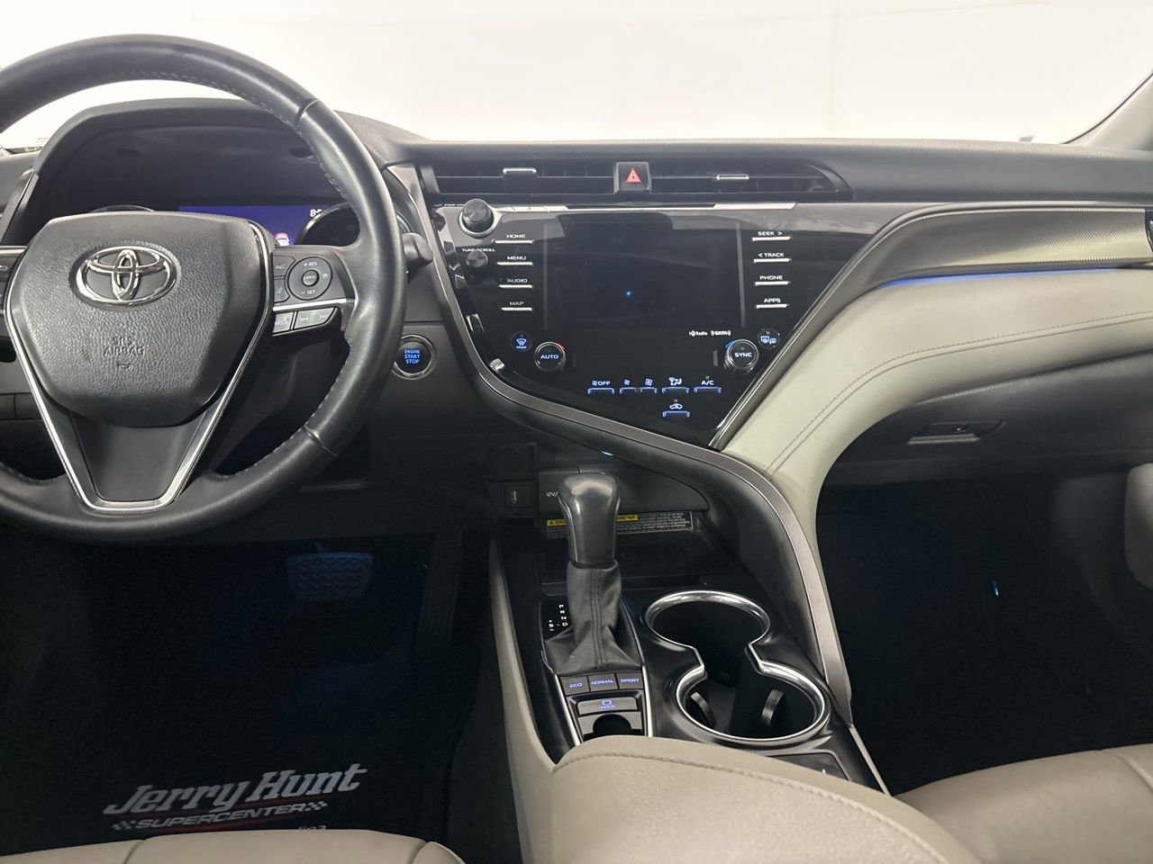 Used 2020 Toyota Camry XSE image 25