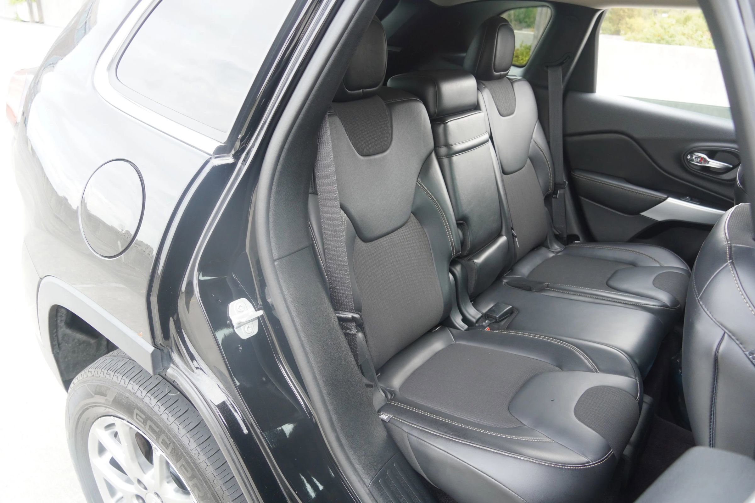 Used 2018 Jeep Cherokee Latitude Plus w/ Cold Weather Group image 12