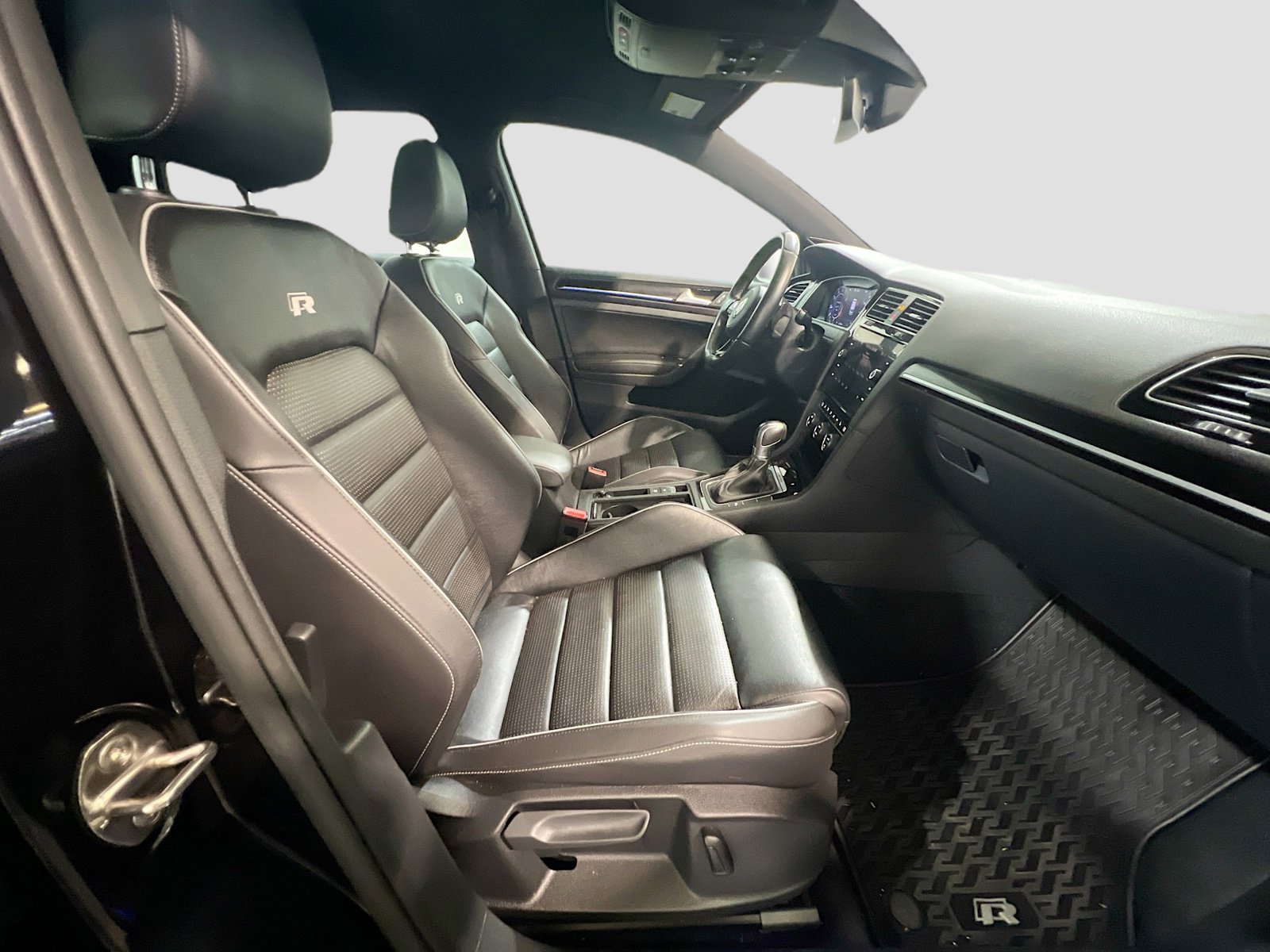Used 2018 Volkswagen Golf R 4-Door AWD/4WD image 22