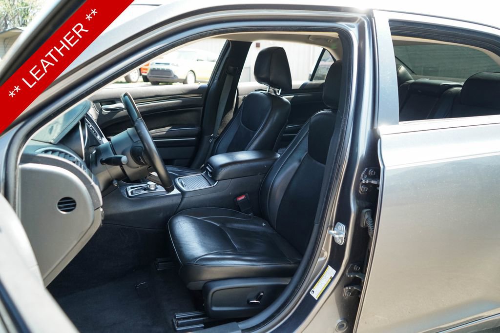 Used 2019 Chrysler 300 Limited w/ Safetytec Plus Group image 8