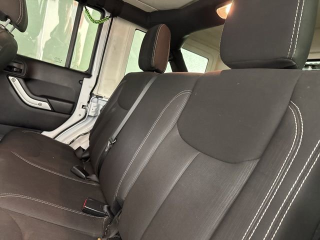 Used 2015 Jeep Wrangler Unlimited Rubicon w/ Connectivity Group image 13