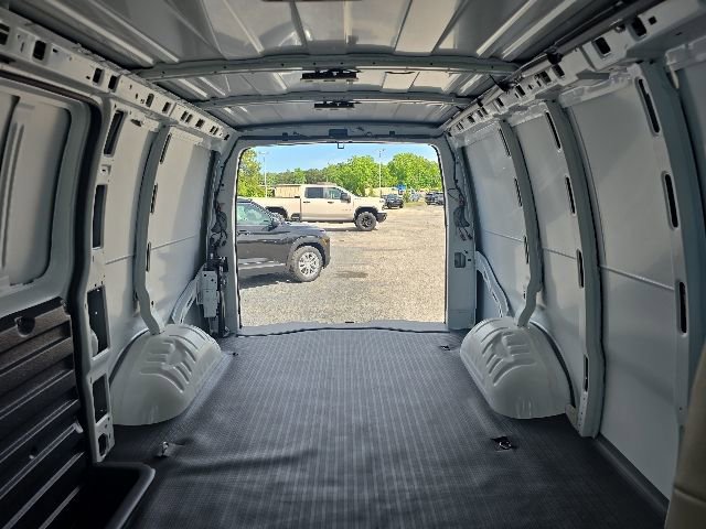 Used 2025 GMC Savana 3500 RWD image 24
