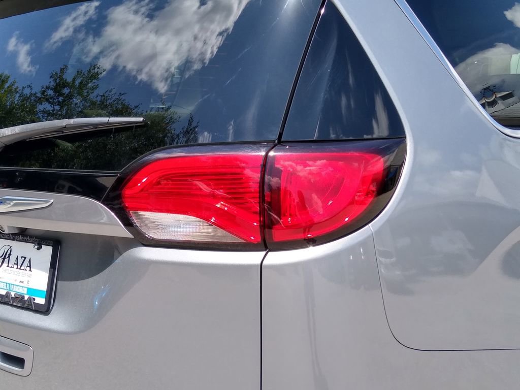 Used 2019 Chrysler Pacifica Touring-L Plus w/ Advanced Safetytec Group FWD image 8
