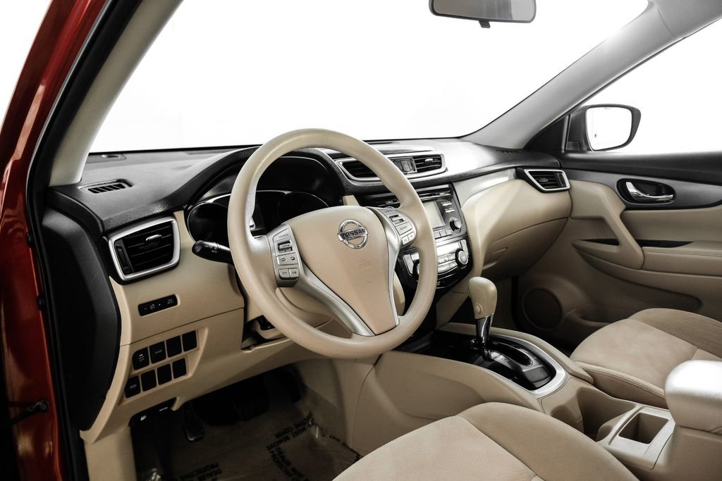 Used 2015 Nissan Rogue SV image 2