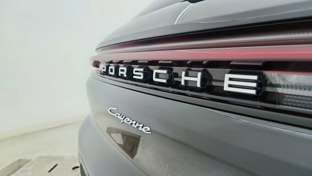 Used 2025 Porsche Cayenne w/ Premium Package image 17
