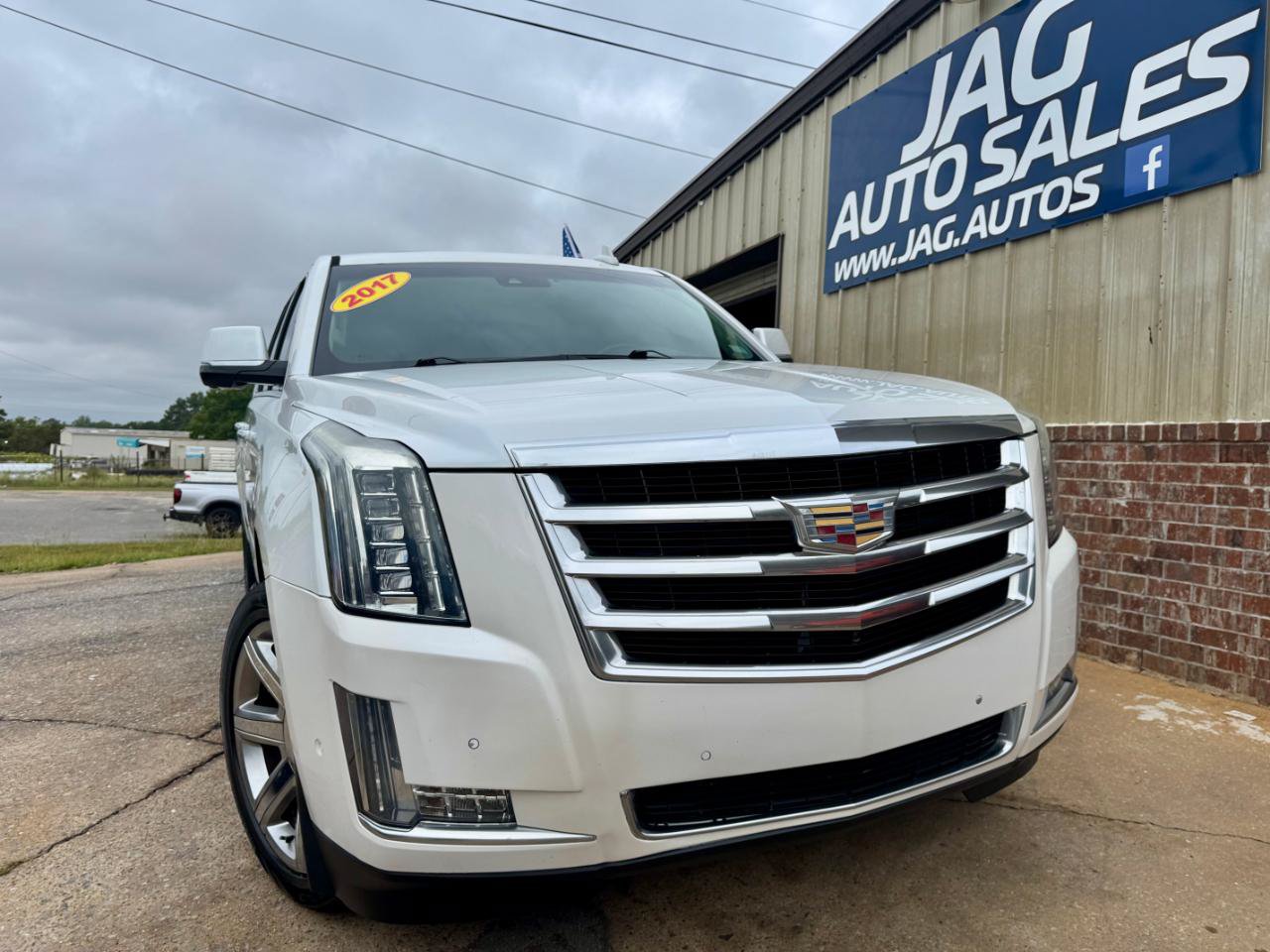 Used 2017 Cadillac Escalade ESV Luxury RWD image 3