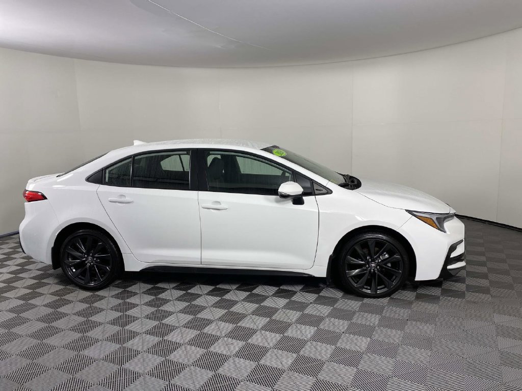 Used 2026 Toyota Corolla SE w/ SE Package FWD image 10
