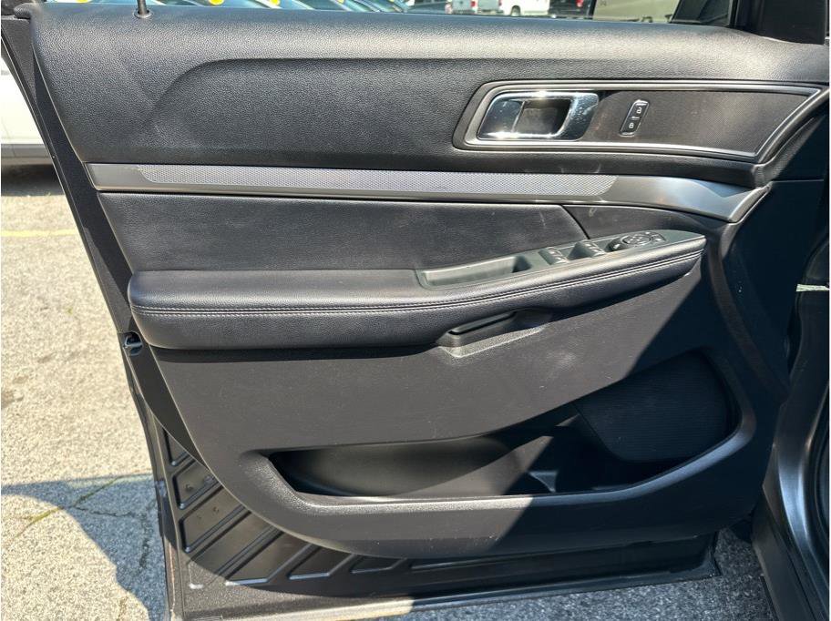 Used 2018 Ford Explorer XLT image 12