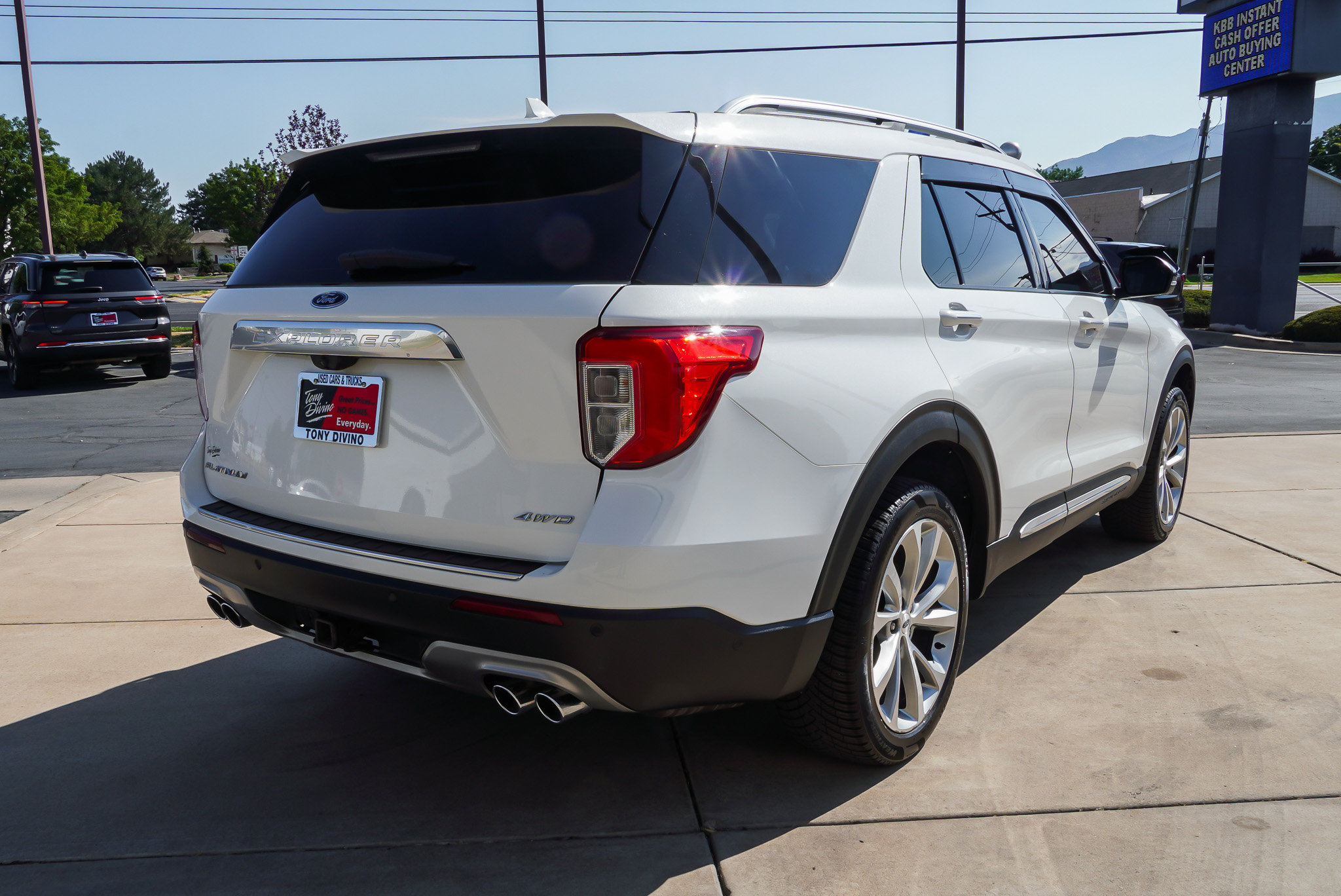 Used 2021 Ford Explorer Platinum w/ Equipment Group 601A AWD/4WD image 8