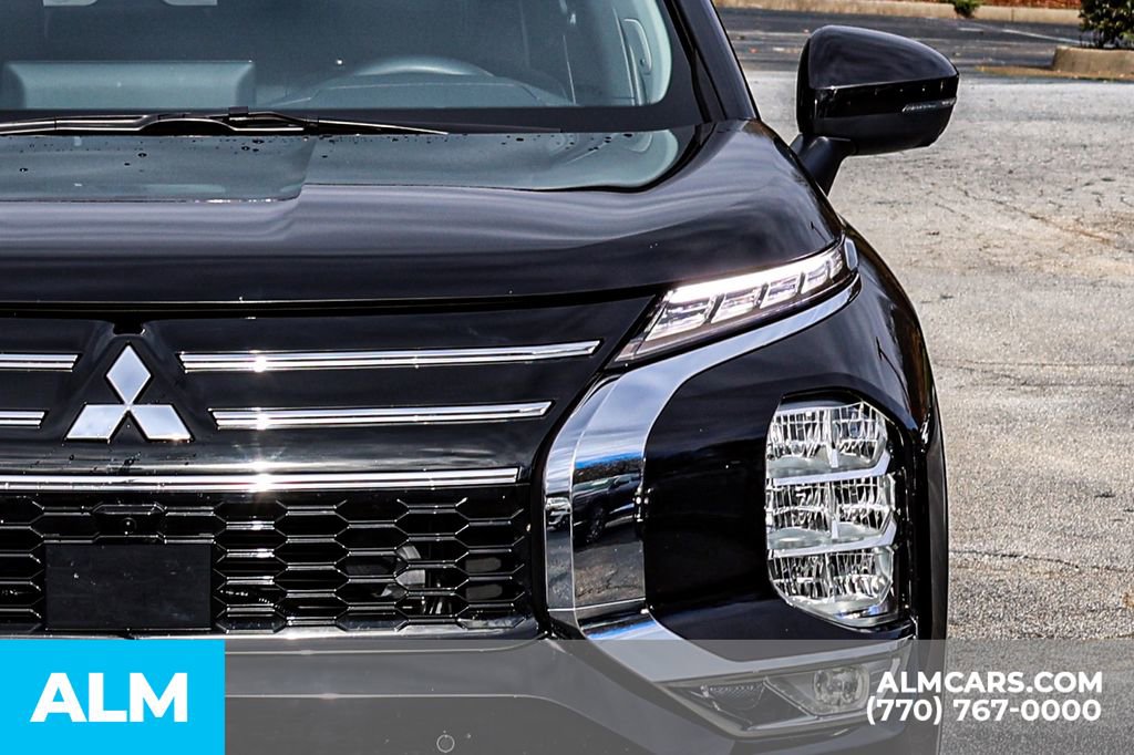 Used 2025 Mitsubishi Outlander SE image 16