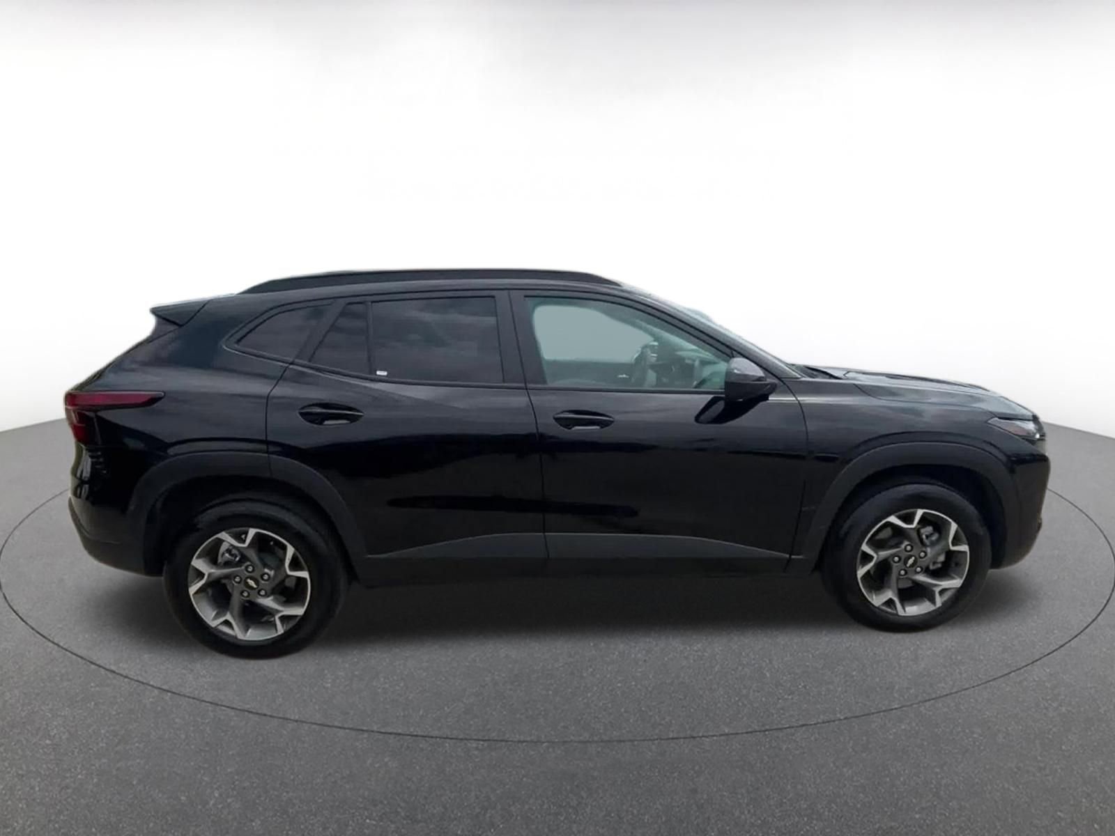 Used 2025 Chevrolet Trax LT FWD image 16