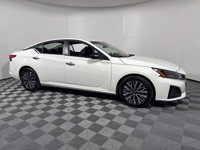 Used 2025 Nissan Altima 2.5 SV image 9