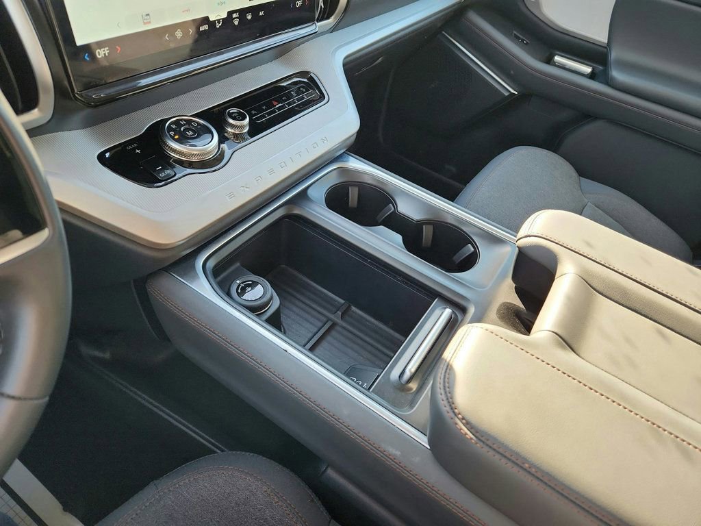 Used 2025 Ford Expedition Active image 18