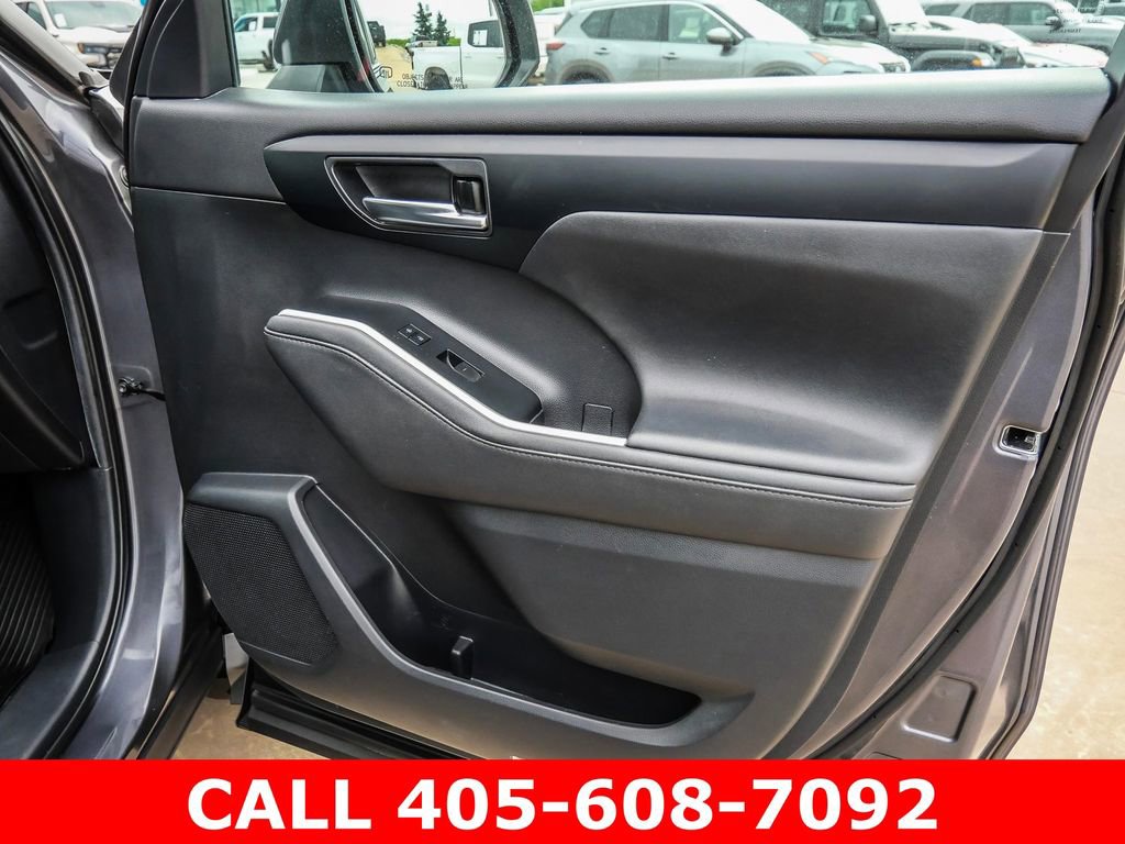 Used 2021 Toyota Highlander XLE AWD/4WD image 19