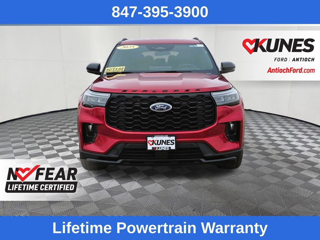 Used 2025 Ford Explorer ST-Line w/ ST-Line Street Pack image 2