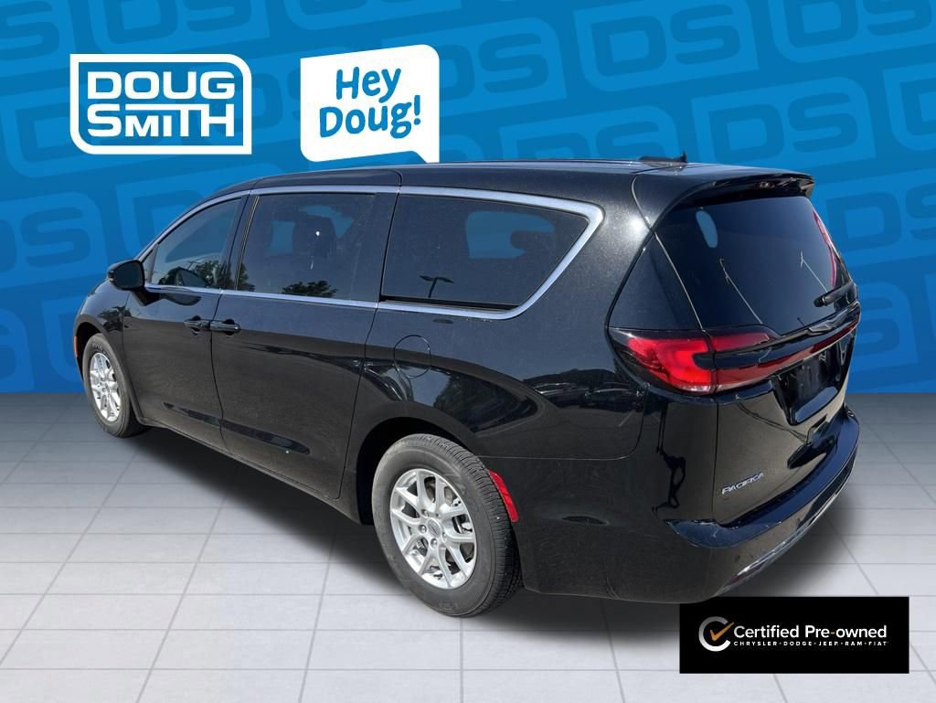 Used 2025 Chrysler Pacifica Select FWD image 3