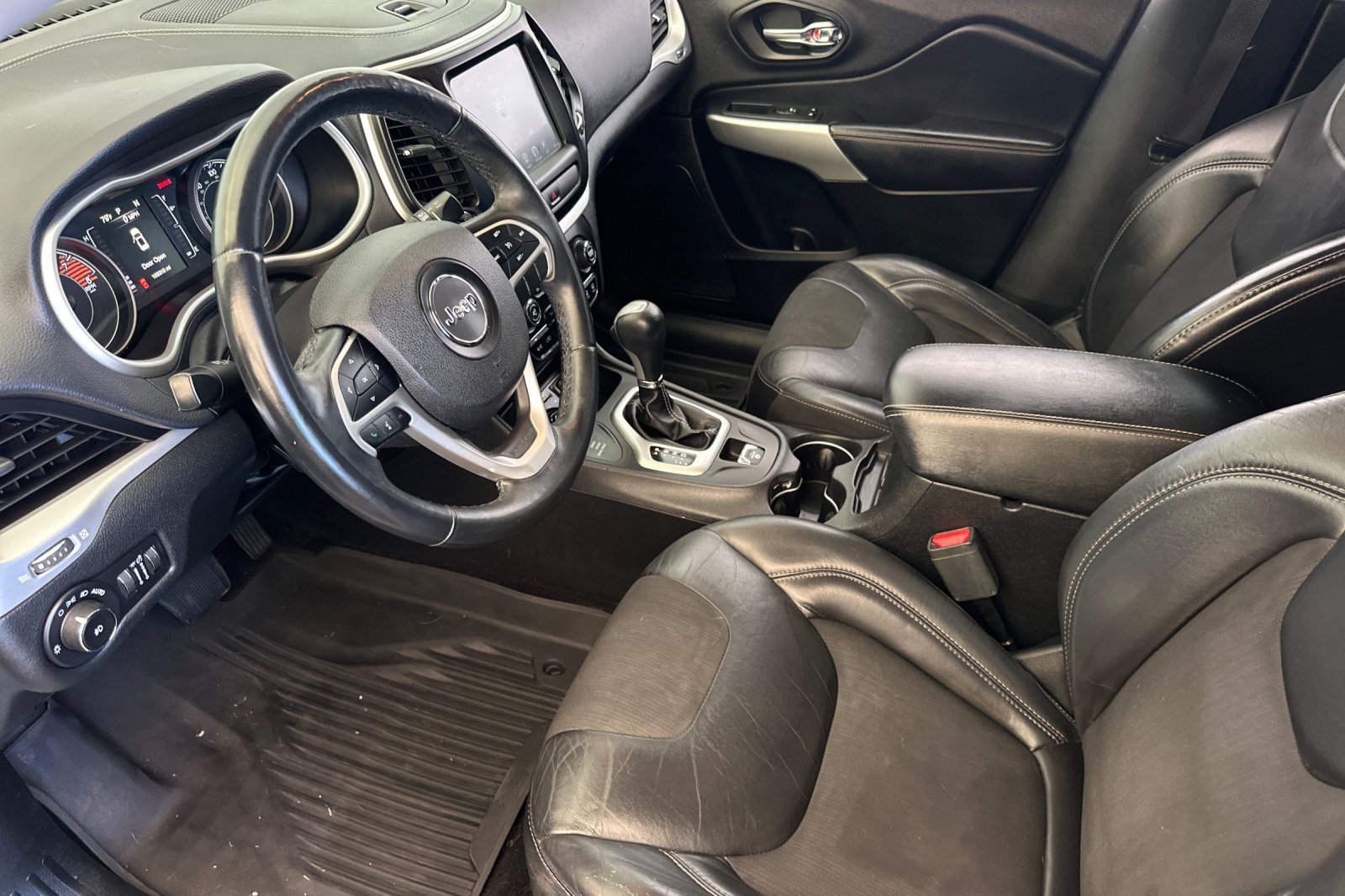 Used 2018 Jeep Cherokee Latitude Plus AWD/4WD image 11