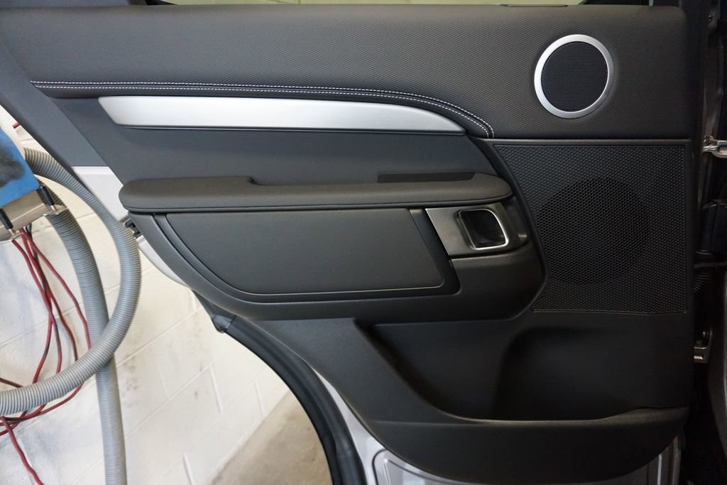 New 2025 Land Rover Discovery Dynamic SE image 28