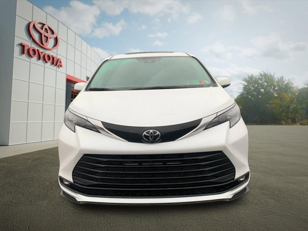 New 2026 Toyota Sienna XLE image 8