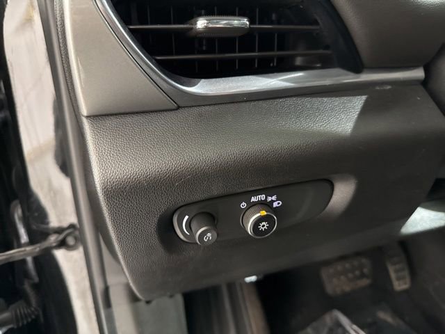 Used 2022 Chevrolet Traverse LT image 24